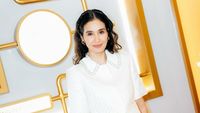 7 Gaya Parisian Chic a la Marsha Timothy dengan Busana Serba Putih