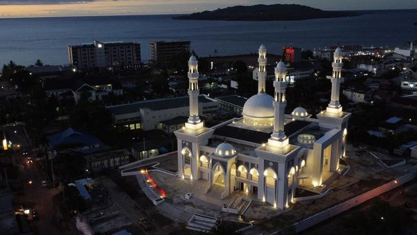 Masjid Raya Mamuju Mulai Bersinar Lagi