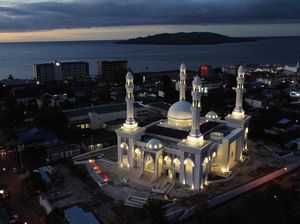 Masjid Raya Mamuju Mulai Bersinar Lagi Masjid Raya Mamuju Mulai Bersinar Lagi