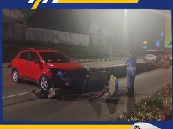 Mobil Tabrak Pembatas Jalan di Jl Gatot Subroto Arah Semanggi