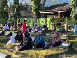 Ribuan Peziarah Nyekar ke TPU Taman Surga Banyuwangi Jelang Ramadan