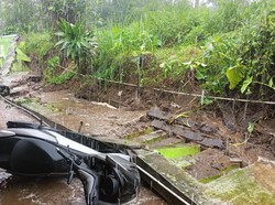 Pagar Tembok Puskesmas Gladagsari Boyolali Ambruk Timpa 4 Motor