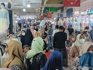 Pasar Tanah Abang Penuh Sesak Jelang Puasa! Pengunjung Sampai Susah Lewat Pasar Tanah Abang Penuh Sesak Jelang Puasa! Pengunjung Sampai Susah Lewat