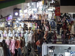 THR Belum Turun, Ini Alasan Ibu-ibu Belanja Duluan di Pasar Tanah Abang