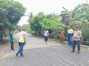 Warga Banyuwangi Sambut Gembira Pavingisasi dari PT BSI Warga Banyuwangi Sambut Gembira Pavingisasi dari PT BSI