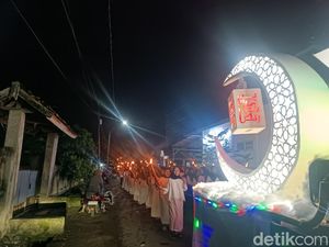 Meriah! Pawai Obor Sambut Ramadan di Praya Berhadiah Kambing Meriah! Pawai Obor Sambut Ramadan di Praya Berhadiah Kambing