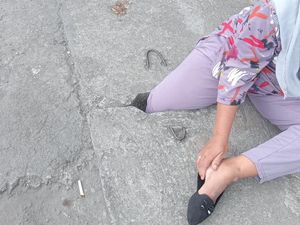 Kaki Ibu-ibu Terjebak di Lubang Drainase, Damkarmat Bantul Turun Tangan Kaki Ibu-ibu Terjebak di Lubang Drainase, Damkarmat Bantul Turun Tangan
