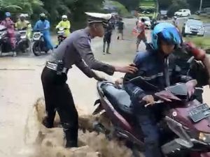 Akses Jalan Padang-Pekanbaru di Limapuluh Kota Sudah Bisa Dilalui Pasca Longsor Akses Jalan Padang-Pekanbaru di Limapuluh Kota Sudah Bisa Dilalui Pasca Longsor