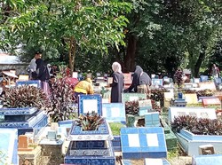 Jelang Ramadan, Peziarah TPU di Palembang Mulai Ramai