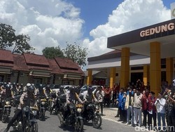 Polda Babel Bagikan Ribuan Paket Sembako ke Warga, Libatkan Mahasiswa