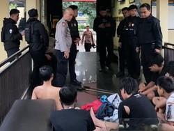 Diduga Hendak Tawuran, 7 ABG di Bogor Konvoi Bawa Celurit-Golok Diamankan