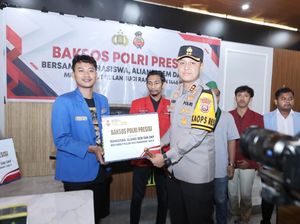 Polisi Lamongan Bareng Mahasiswa Gelar Bakti Sosial Bagikan 300 Paket Sembako Polisi Lamongan Bareng Mahasiswa Gelar Bakti Sosial Bagikan 300 Paket Sembako