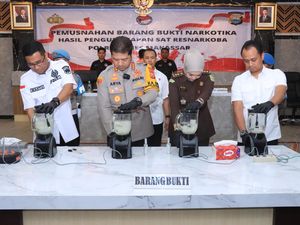 Polrestabes Makassar Musnahkan 1,4 Kg Sabu yang Disita dari 2 Kurir Narkoba Polrestabes Makassar Musnahkan 1,4 Kg Sabu yang Disita dari 2 Kurir Narkoba