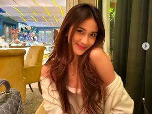 Pose Cantik Leya Princy Saat Bersantap di Resto Fine Dining