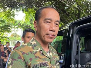 Pakai Baju Loreng, Jokowi Penuhi Undangan Prabowo Hadiri Parade Senja