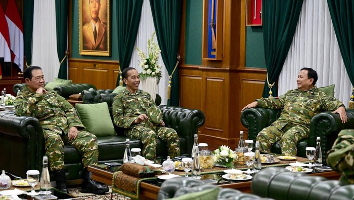 presiden-prabowo-subianto-ditemani-presiden-ri-ke-6-sby-dan-presiden-ri-ke-7-jokowi-foto-muchlis-jr-biro-pers-sekretariat-pres-1740668221723_169.jpeg?w=700&q=90