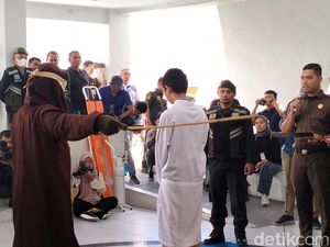 Beda Reaksi Pasangan Gay di Banda Aceh Seusai Jalani Hukuman Cambuk Beda Reaksi Pasangan Gay di Banda Aceh Seusai Jalani Hukuman Cambuk