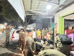 Satpol PP Razia Miras Ilegal di Toko Cibinong-Ciseeng Bogor, 8.130 Botol Disita