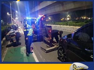 Mobil Tabrak Pembatas Jalan di Sisingamangaraja Jaksel, Tak Ada Korban Mobil Tabrak Pembatas Jalan di Sisingamangaraja Jaksel, Tak Ada Korban
