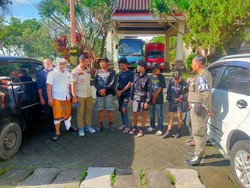 Satpol PP Amankan Anak Punk Ngamen di Kuta