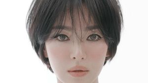 Potret Terbaru Song Hye Kyo, Cantik dengan Rambut Mangkok dan Smokey Eyes
