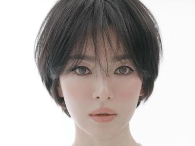 Potret Terbaru Song Hye Kyo, Cantik dengan Rambut Mangkok dan Smokey Eyes