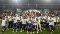 Pesepakbola PSIM Yogyakarta beserta offisial berselebrasi mengangkat piala usai mengalahkan Bhayangkara FC pada pertandingan final Liga 2. 