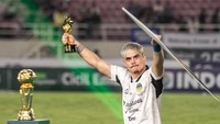 Pesepakbola PSIM Yogyakarta Rafael De Sa Rodrigues mengangkat pialanya usai berhasil menjadi pemain terbaik Liga 2. 