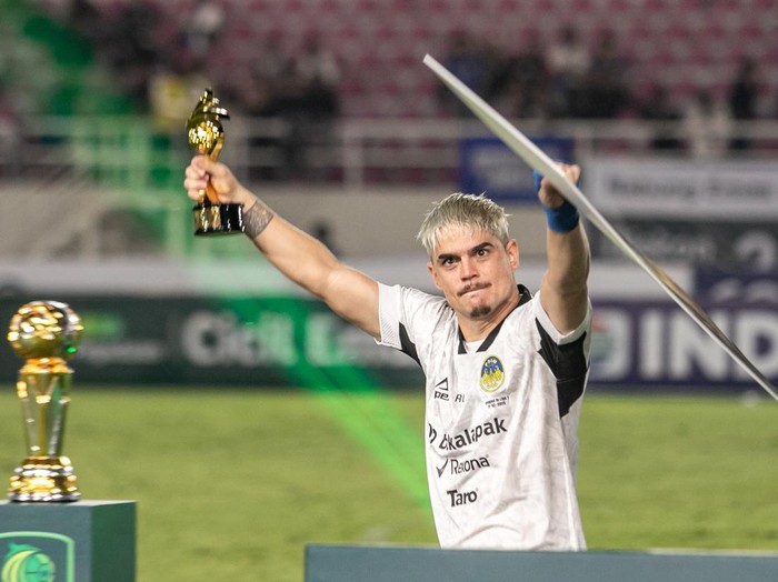 Pesepak bola PSIM Yogyakarta beserta offisial berselebrasi mengangkat piala usai mengalahkan Bhayangkara FC pada pertandingan final Pegadaian Liga 2 di Stadion Manahan, Solo, Jawa Tengah, Rabu (26/2/2025). PSIM Yogyakarta meraih juara pertama Liga 2 setelah di final menang atas Bhayangkara FC dengan skor 2-1. ANTARA FOTO/Mohammad Ayudha/YU