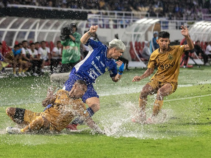 Pesepak bola PSIM Yogyakarta beserta offisial berselebrasi mengangkat piala usai mengalahkan Bhayangkara FC pada pertandingan final Pegadaian Liga 2 di Stadion Manahan, Solo, Jawa Tengah, Rabu (26/2/2025). PSIM Yogyakarta meraih juara pertama Liga 2 setelah di final menang atas Bhayangkara FC dengan skor 2-1. ANTARA FOTO/Mohammad Ayudha/YU