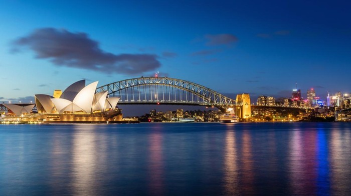 Sydney Kawasan kerja terbaik di Sydney, Australia dengan pemandangan Sydney Opera House dan Sydney Harbour Bridge, tempat ideal untuk pengembangan karier di 2025.
