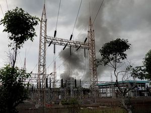 Tangki Kilang Pertamina Cilacap Terbakar, Asap Mengepul Tangki Kilang Pertamina Cilacap Terbakar, Asap Mengepul