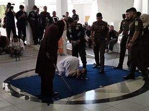 Pria Gay di Aceh Sujud Syukur Usai Dicambuk 77 Kali Pria Gay di Aceh Sujud Syukur Usai Dicambuk 77 Kali