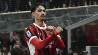 Tijjani Reijnders menjadi Gelandang Terbaik musim ini. Pemain berdarah Indonesia tersebut mencetak 10 gol dan lima assist buat AC Milan musim ini. (Foto: AP/Antonio Calanni)