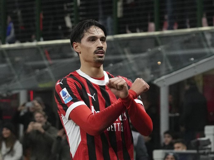 AC Milan's Tijjani Reijnders celebrates after scoring the opening goal during the Serie A soccer match between AC Milan and Inter Milan at the San Siro stadium, in Milan, Italy, Sunday, Feb. 2, 2025. (AP Photo/Antonio Calanni)
