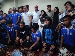 Jelang Lawan Persebaya, Pemain Persib Takziah ke Rumah Duka Bejo Sugiantoro Jelang Lawan Persebaya, Pemain Persib Takziah ke Rumah Duka Bejo Sugiantoro