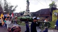 Tradisi Arak Gunungan Apem Sambut Ramadan di Malang