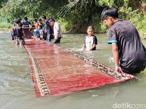 Sambut Ramadan dengan Cuci Karpet Masjid di Sungai Ala Warga KBB Sambut Ramadan dengan Cuci Karpet Masjid di Sungai Ala Warga KBB