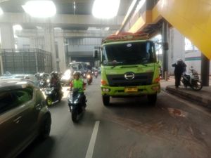Macet dari Cawang ke Arah Pancoran gara-gara Truk Mogok Depan BNN