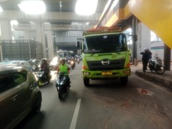 Macet dari Cawang ke Arah Pancoran gara-gara Truk Mogok Depan BNN