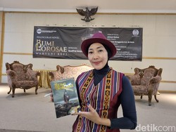 Wahyuni Refi Bedah Novel Terbarunya Bumi Lorosae
