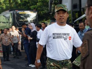 Wabup Kulon Progo Pakai Kaus Petugas Rakyat Jelang Retret, Apa Maksudnya? Wabup Kulon Progo Pakai Kaus Petugas Rakyat Jelang Retret, Apa Maksudnya?