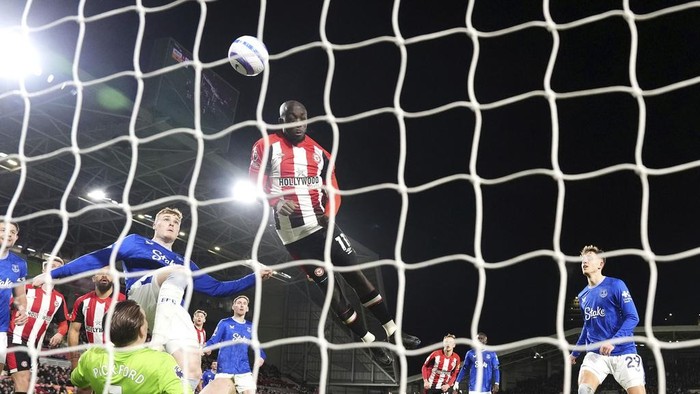 Brentford's Yoane Wissa scores his side's first goal of the game, during the English Premier League soccer match between Brentford and Everton at Gtech Community Stadium, in London, Wednesday, Feb. 26, 2025. (Adam Davy/PA via AP)