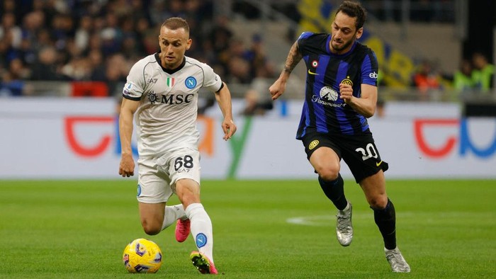 Stanislav Lobotka  of Napoli  challenged by Hakan Calhanoglu of Inter  during Serie A soccer match Inter FC SSC Napoli -  Stadio Meazza  on February 17, 2024 in Milan , Italy.  (Photo by Ciro De Luca/NurPhoto via Getty Images)