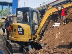 Alat Berat Diturunkan Bersihkan Material Longsor Plengsengan Polinema