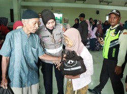 Sambut Ramadan, 400 Paket Sembako Dibagikan Polisi dan Mahasiswa Ponorogo
