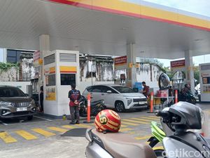 Kecewa, Warga Surabaya Ramai-ramai Beralih Isi BBM ke SPBU Swasta Kecewa, Warga Surabaya Ramai-ramai Beralih Isi BBM ke SPBU Swasta
