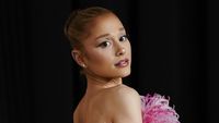 5 Pesona Ariana Grande di Makan Malam Oscars, Pakai Gaun dari 33 Tahun Lalu
