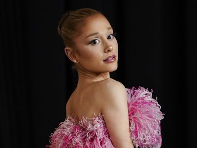 5 Pesona Ariana Grande di Makan Malam Oscars, Pakai Gaun dari 33 Tahun Lalu