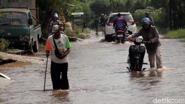 Banjir Terjang Perbatasan Bandung Banjir Terjang Perbatasan Bandung